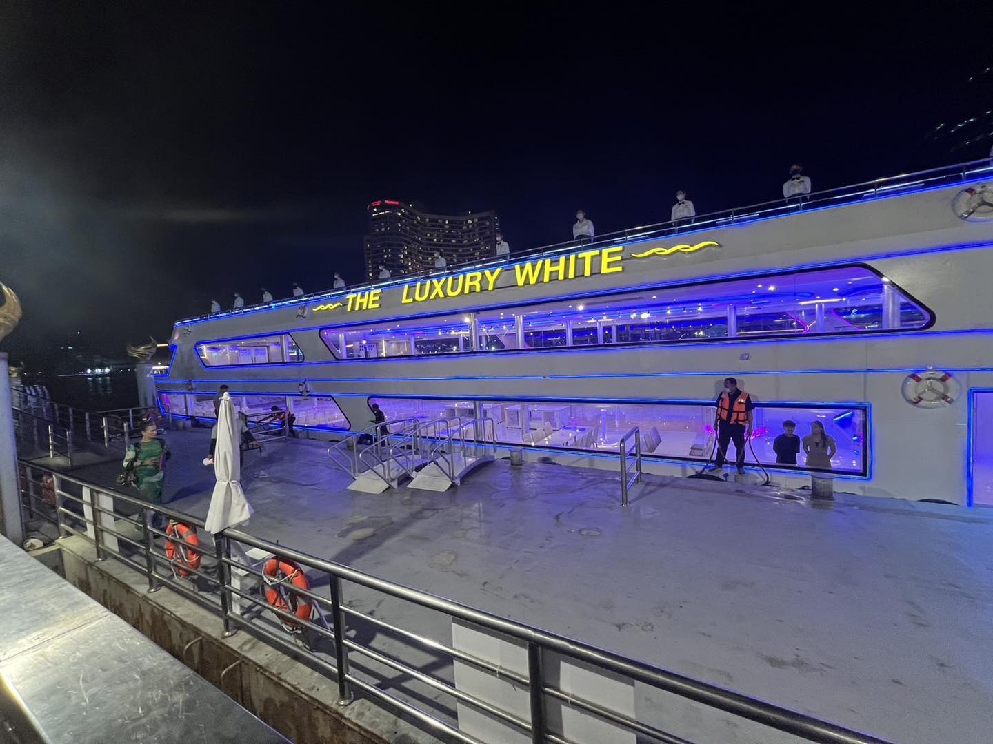 クルーズ　出航